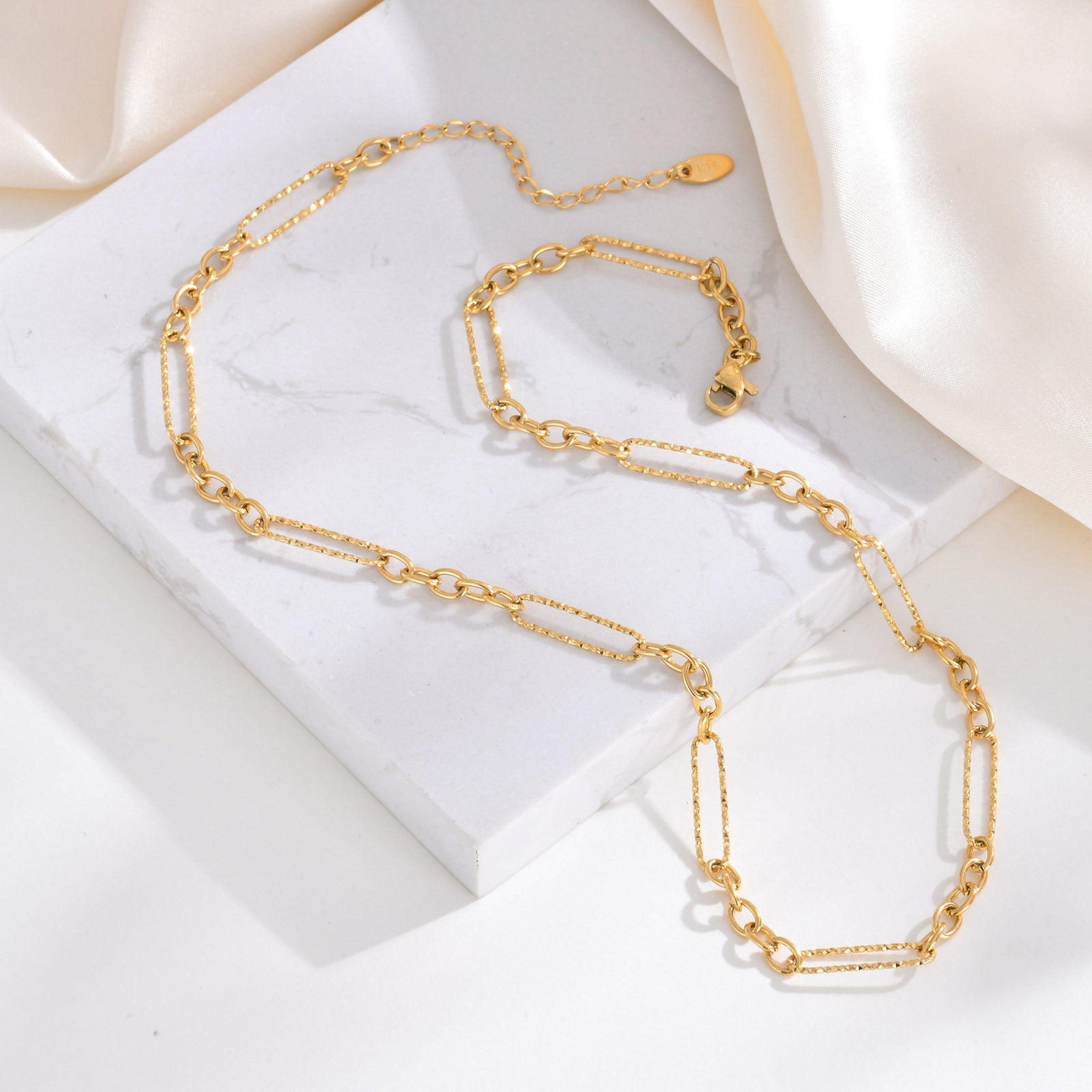 Contrast Chain Necklace